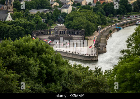 Blick auf Rhein und Deutsches Eck (Deutsches Eck) von der Festung Ehrenbreitstein in Koblenz. Stockfoto