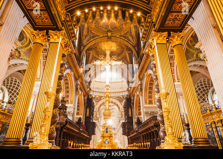England, London, St. Paul's Cathedral, der Hochaltar und Heilig Kreuz Stockfoto