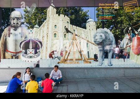 England, London, Tower von London, chinesische Touristen picknicken vor Souvenir shop Stockfoto