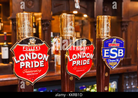 England, London, pub Bier Pumpe Griffe Stockfoto