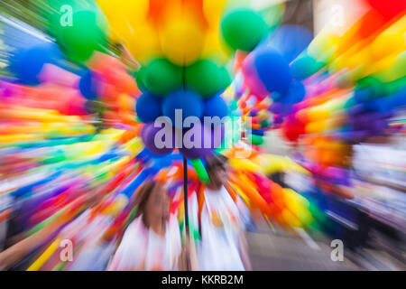 England, London, London Pride Festival Parade, bunte Parade Teilnehmer Durchführung rainbow farbige Ballons Stockfoto