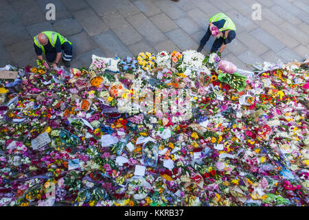 England, London, Southwark, London Bridge, Memorial Blumen für die Opfer der Juni 2017 Terroranschlag Stockfoto