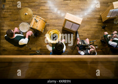 Deutschland, Bayern, München, Hofbräuhaus, älteste Bier Halle in München, Innenraum mit Bier Halle Orchester Stockfoto