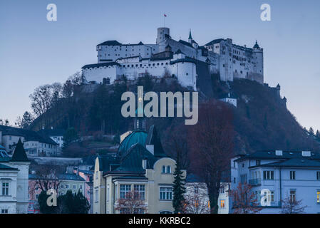 Österreich, Salzburger Land, Salzburg, Festung Hohensalzburg schloss, Dawn Stockfoto