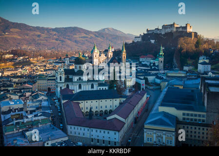 Österreich, Salzburger Land, Salzburg, erhöhten Stadtblick, Dämmerung Stockfoto