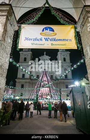 Österreich, Salzburger Land, Salzburg, Weihnachtsmarkt, Domplatz Stockfoto