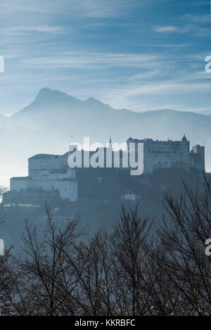 Österreich, Salzburger Land, Salzburg, Festung Hohensalzburg schloss, Dawn Stockfoto