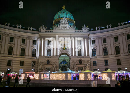 Österreich, Wien, Hofburg, aussen mit Weihnachtsmarkt, Abend Stockfoto