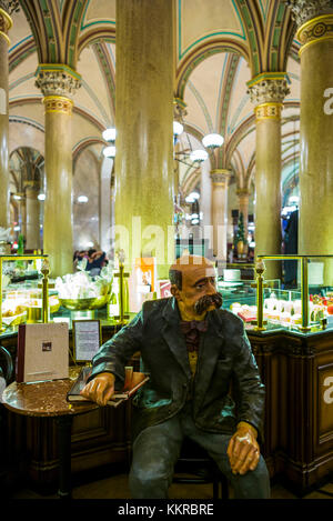 Österreich, Wien, Cafe Central, Innenraum mit Statue des Dichters Peter Altenberg Stockfoto