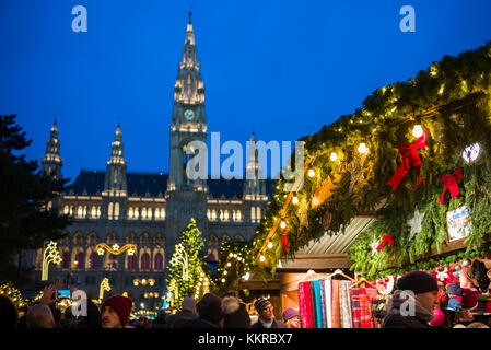 Österreich, Wien, Rathausplatz Weihnachtsmarkt von Rathaus, Abend Stockfoto