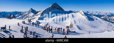 Österreich, Tirol, Hintertux, Zillertal, Hintertuxer Gletscher, Skifahrer am Gipfel, 3250 Meter, im Winter Stockfoto