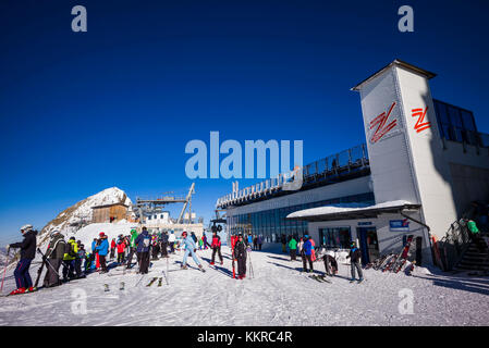 Österreich, Tirol, Hintertux, Zillertal, Hintertuxer Gletscher, Skifahrer am Gipfel, 3250 Meter, im Winter Stockfoto