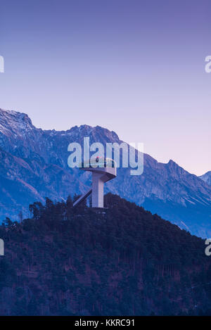 Österreich, Tirol, Innsbruck, bergeisel, olympiaschanze Turm, Dawn Stockfoto