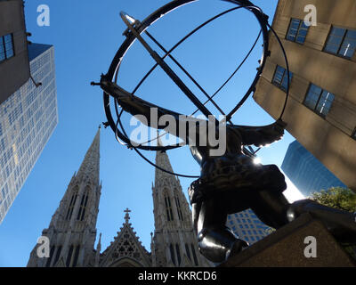 Die Statue des Atlas, der den Himmel vor dem Rockefeller Center hält, wurde von Lee Lawrie und Rene Paul Chambellan geformt. Es ist eine Art Deco Skulptur, die im Jahr 1937 enthüllt wurde. Es liegt direkt gegenüber der Saint Patrick Kathedrale Stockfoto