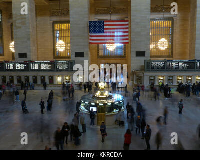 Hauptlobby des Grand Central Terminals. Das Bahnterminal wurde von den Architekten Reed & Stern und Warren & Wetmore entworfen. Mit seinen 44 Bahnsteigen bedient es die Pendler der New Haven Line, der New York Line und der Vororte von White Plains, NY Stockfoto