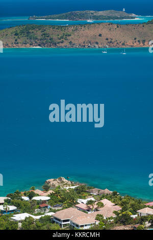 Britische Jungferninseln, Virgin Gorda, Leverick Bay, erhöhten Blick auf Dorf und North Sound Stockfoto