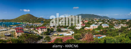 Britische Jungferninseln, Virgin Gorda, spanische Stadt, erhöhten Blick auf die Stadt. Stockfoto