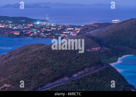 Britische Jungferninseln, Virgin Gorda, soldier Bay, Erhöhte Ansicht der Soldat Bucht und südlichen Virgin Gorda, Dawn Stockfoto