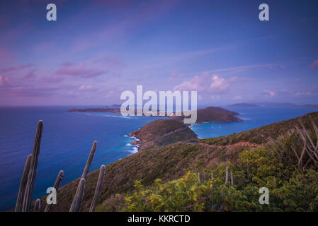 Britische Jungferninseln, Virgin Gorda, soldier Bay, Erhöhte Ansicht der Soldat Bucht und südlichen Virgin Gorda, Dawn Stockfoto