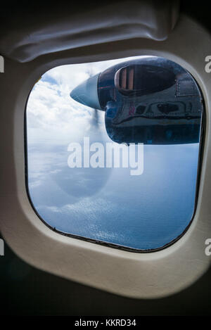 French West Indies, St-Martin, Blick durch das Fenster eines mit Treibgas betriebenen Flugzeugs Stockfoto