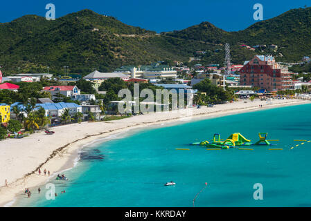 Niederlande, Sint Maarten, Philipsburg, erhöhte Stadt und Blick auf den Strand von Fort Hill Stockfoto