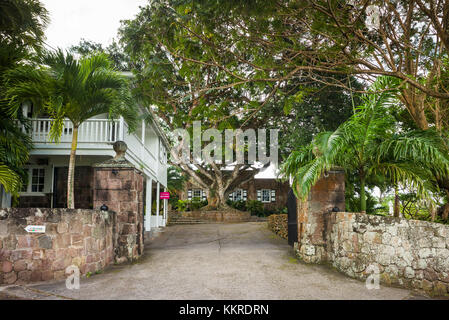 St. Kitts und Nevis, Nevis, Cole Hill, Montpelier Plantation Inn, ehemalige Zuckerplantage, Eingangstor Stockfoto