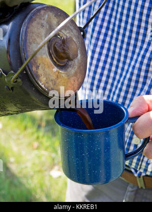 Lagerfeuer Kaffee ist gegossen Stockfoto