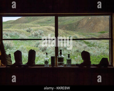 La reata Ranch Saloon, Fenster, Cowboystiefel und Flaschen Stockfoto