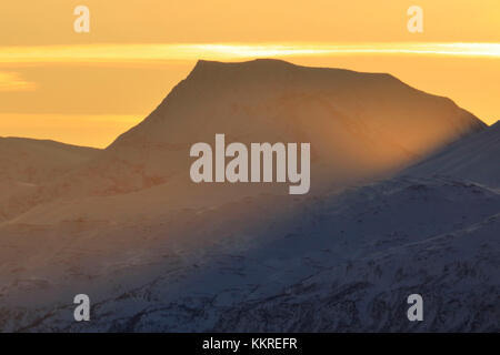 Roter Sonnenuntergang in Lyngen Alpen, Troms, Norwegen, Lappland, Europa. Stockfoto