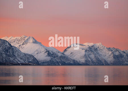 Roter Sonnenuntergang in kafjorden, Lyngen Alpen, Troms, Norwegen, Lappland, Europa. Stockfoto