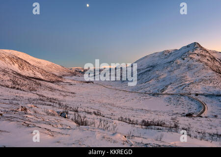 Rosa Himmel bei Sonnenuntergang auf die verschneite Landschaft und gefrorenen Meer rund um Fjordbotn Lysnes Senja Tromsø Norwegen Europa Stockfoto