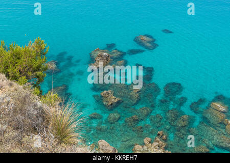 Ricadi, Provinz Vibo Valentia, Kalabrien, Italien, Europa. Felsen am Strand von Bivona Stockfoto