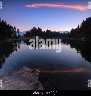 Panorama der klare Wasser des Lago Azzurro im Morgengrauen motta Madesimo spluga Tal sondrio Veltlin lombardei Italien Europa Stockfoto