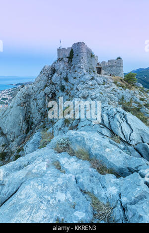 Festung Starigrad (Fortica) über der Stadt Omis, Dalmatien, Adriaküste, Kroatien Stockfoto