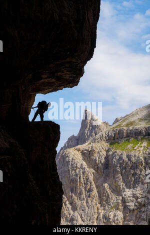 Italien, Südtirol, Sexten, Hochpustertal, Bozen. Wanderer in Silhouette auf der Alpinisteig oder Strada degli Alpini Klettersteig, Sextner Dolomiten Stockfoto