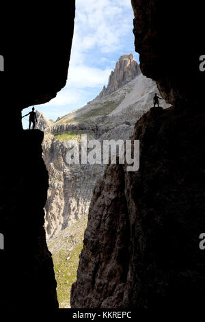 Italien, Südtirol, Sexten, Hochpustertal, Bozen. Wanderer in Silhouette auf der Alpinisteig oder Strada degli Alpini Klettersteig, Sextner Dolomiten Stockfoto