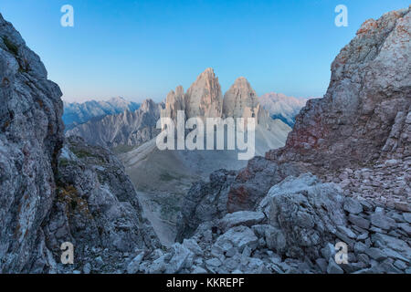 Sonnenaufgang von der Spitze des Monte paterno/paternkofel in Richtung Tre Cime di Lavaredo, Sextner Dolomiten, Südtirol, Bozen, Italien Stockfoto