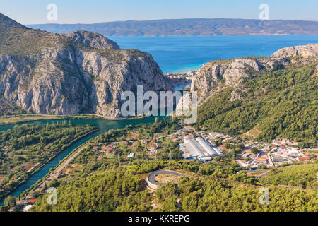 Der Fluss Cetina Canyon zwischen den Bergen, im Hintergrund Omis ant die Adria, Dalmatien, Adriaküste, Kroatien Stockfoto