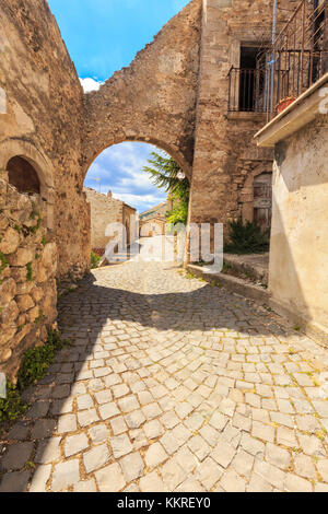 Blick auf eine Straße im historischen Zentrum von Santo Stefano di Sessanio, Abruzzen, Italien. Stockfoto