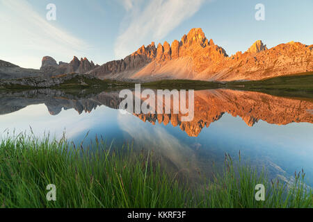 Sonnenaufgang am Piani Seen mit Paterno, Berg, Dolomiten, Innichen, Südtirol, Italien Stockfoto