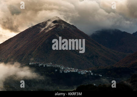 Opi-sunrise, Nationalpark von Abruzzo, Lazio e Molise, Opi, Abruzzen, Italien Stockfoto