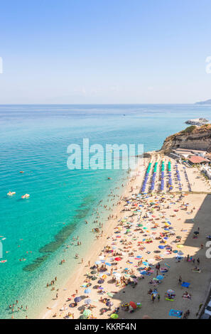 Tropea, Provinz Vibo Valentia, Kalabrien, Italien. Der berühmte Blick von Villetta di Liano auf den Strand Stockfoto