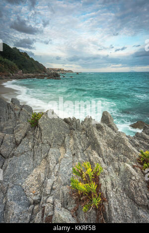 Parghelia, Provinz Vibo Valentia, Kalabrien, Italien. Dawn in Parghelia (Michelino Strand) mit Tropea, in den Hintergrund. Stockfoto