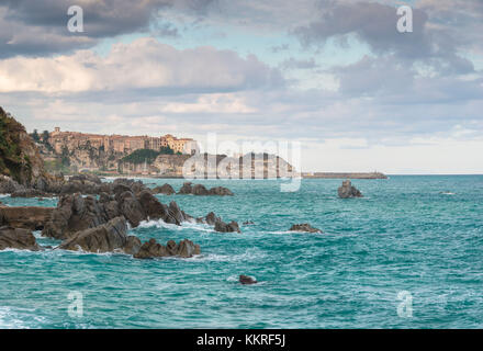 Parghelia, Provinz Vibo Valentia, Kalabrien, Italien. Dawn in Parghelia (Michelino Strand) mit Tropea, in den Hintergrund. Stockfoto