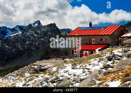 Berghütte Rifugio gianetti mit pizzo ligoncio im Hintergrund, Val porcellizzo, Val Masino, valtellina, Provinz Sondrio, Lombardei, Italien Stockfoto