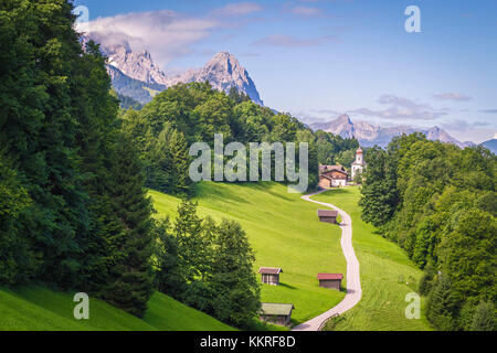 Wamberger Dorf mit Zugspitze und Waxenstein im Hintergrund, Garmisch-Partenkirchen, Bayern, Deutschland. Stockfoto