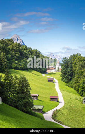 Wamberger Dorf mit Waxenstein im Hintergrund, Garmisch-Partenkirchen, Bayern, Deutschland. Stockfoto