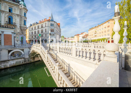 Die Altstadt von Ljubljana, mit dem Fluss Ljubljanica und der Dreifachbrücke. Ljubljiana, Osrednjeslovenska, Slowenien. Stockfoto