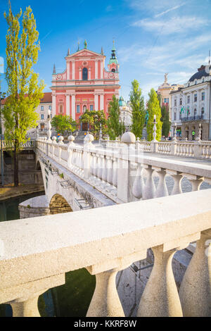 Die Altstadt von Ljubljana mit dem Fluss Ljubljanica, der Dreierbrücke und der berühmten Kirche der Franziskanerverkündigung. Ljubljiana, Osrednjeslovenska, Slowenien. Stockfoto