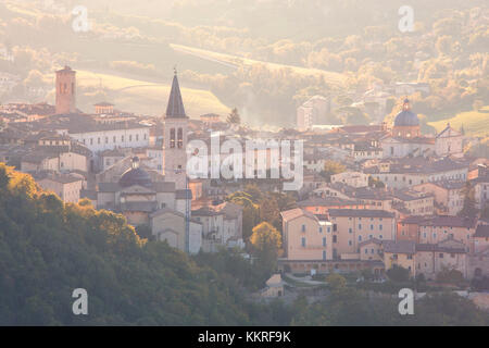 Europa, Italien, Umbrien, Perugia, Spoleto. Spoleto bei Sonnenuntergang Stockfoto